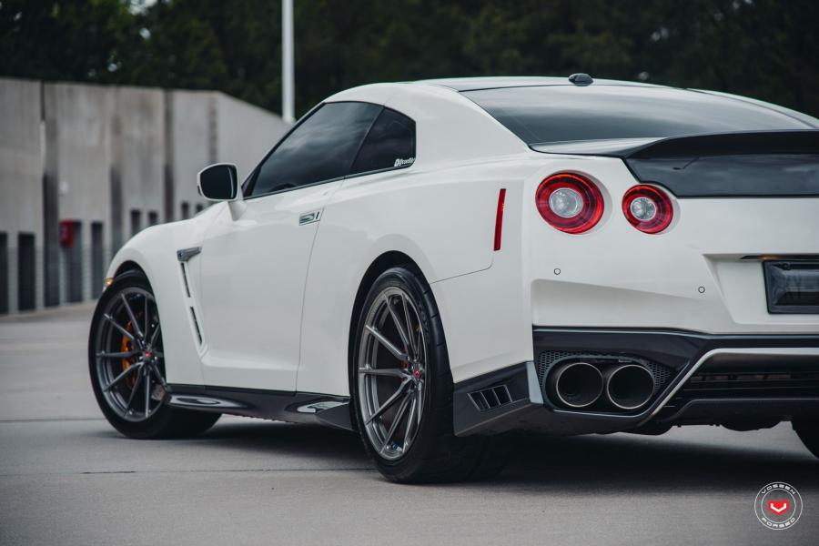 Детали экстерьера Nissan GT-R on Vossen Wheels (M-X2) 2019 года  (фото 8 из 26)